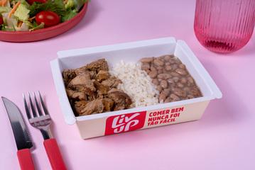 Filé mignon suíno acebolado, arroz e feijão
