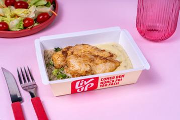 Coxa e sobrecoxa de frango, arroz, feijão e farofa