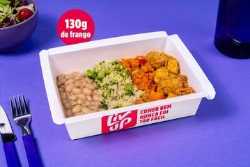 Frango com mostarda e mel, arroz com brócolis, feijão e legumes