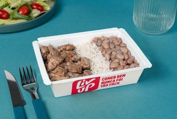 Filé mignon suíno acebolado, arroz e feijão
