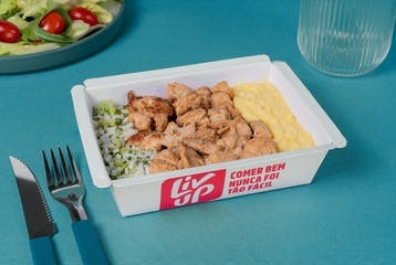 Frango grelhado, arroz integral e creme de milho