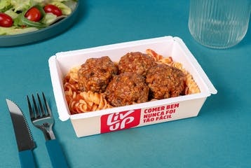 Almôndega de carne com fusilli