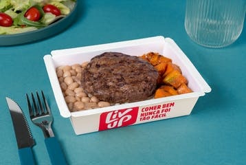 Carne desfiada, arroz, feijão preto e abóbora